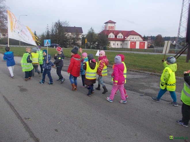 Uczniowie i przedszkolaki z Kadzidła w profilaktycznej akcji ulicznej [07.11.2016] - zdjęcie #84 - eOstroleka.pl