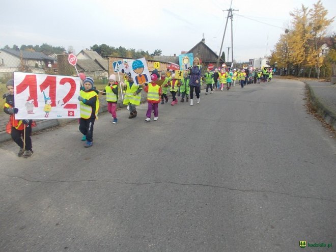 Uczniowie i przedszkolaki z Kadzidła w profilaktycznej akcji ulicznej [07.11.2016] - zdjęcie #76 - eOstroleka.pl