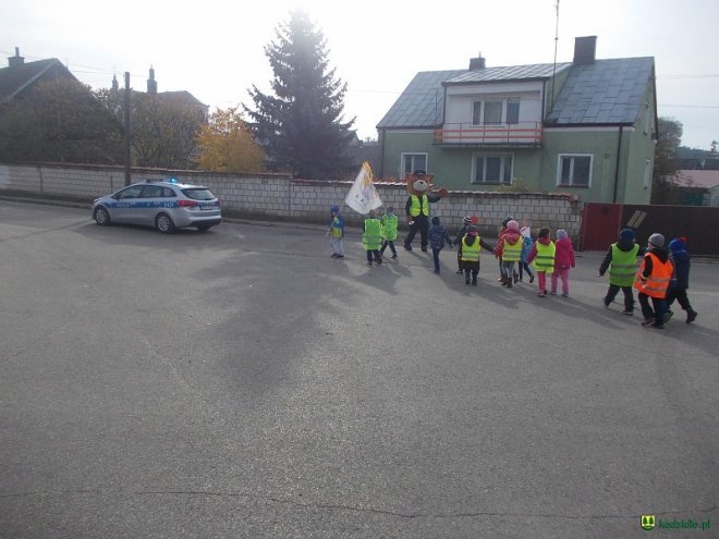 Uczniowie i przedszkolaki z Kadzidła w profilaktycznej akcji ulicznej [07.11.2016] - zdjęcie #74 - eOstroleka.pl