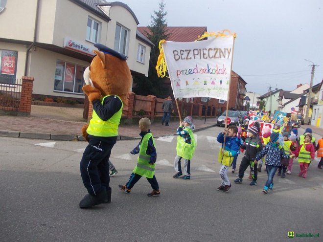 Uczniowie i przedszkolaki z Kadzidła w profilaktycznej akcji ulicznej [07.11.2016] - zdjęcie #70 - eOstroleka.pl