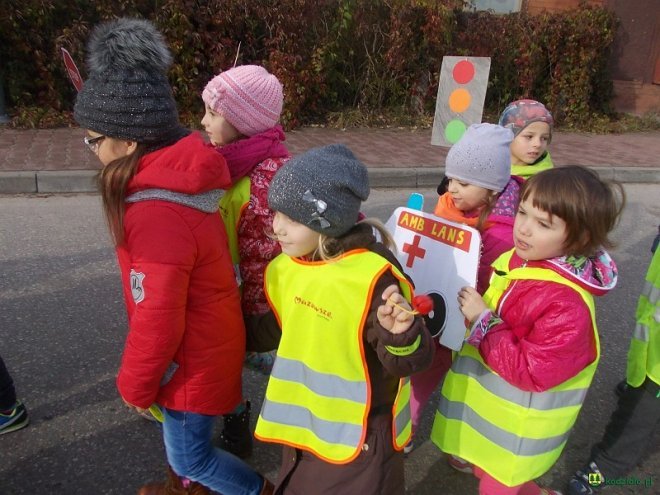 Uczniowie i przedszkolaki z Kadzidła w profilaktycznej akcji ulicznej [07.11.2016] - zdjęcie #68 - eOstroleka.pl