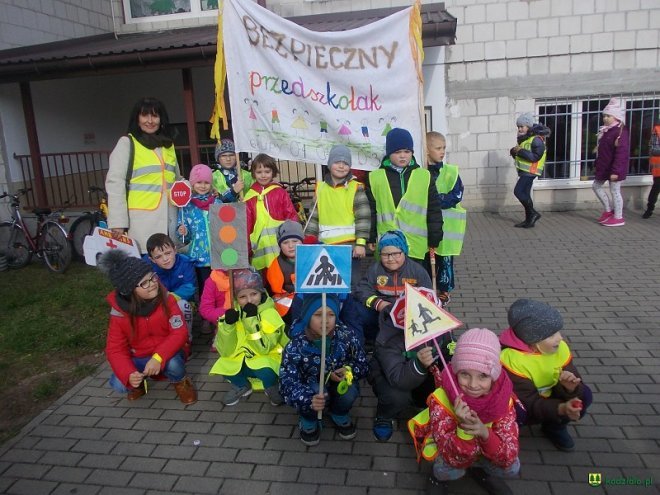 Uczniowie i przedszkolaki z Kadzidła w profilaktycznej akcji ulicznej [07.11.2016] - zdjęcie #65 - eOstroleka.pl