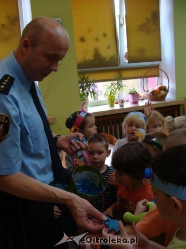 Spotkanie ze strażnikiem miejskim w Szkole Podstawowej nr 6 w Ostrołęce [ZDJĘCIA] - zdjęcie #2 - eOstroleka.pl