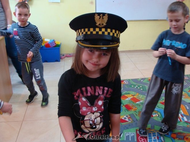 Spotkanie ze strażnikiem miejskim w Szkole Podstawowej nr 6 w Ostrołęce [ZDJĘCIA] - zdjęcie #4 - eOstroleka.pl