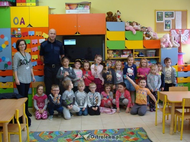 Spotkanie ze strażnikiem miejskim w Szkole Podstawowej nr 6 w Ostrołęce [ZDJĘCIA] - zdjęcie #8 - eOstroleka.pl