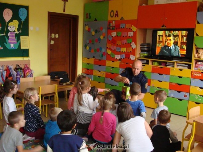 Spotkanie ze strażnikiem miejskim w Szkole Podstawowej nr 6 w Ostrołęce [ZDJĘCIA] - zdjęcie #9 - eOstroleka.pl