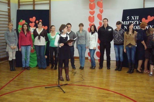 Dzień wolontariusza w SP 5 (7.12.09) - zdjęcie #12 - eOstroleka.pl