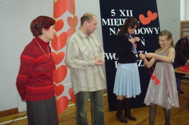 Dzień wolontariusza w SP 5 (7.12.09) - zdjęcie #10 - eOstroleka.pl
