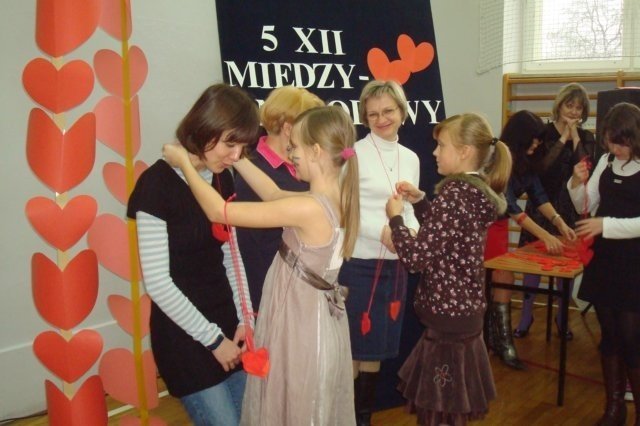 Dzień wolontariusza w SP 5 (7.12.09) - zdjęcie #6 - eOstroleka.pl