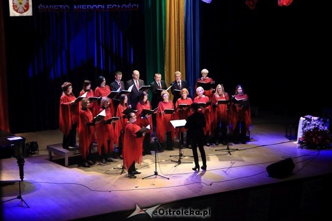 Wspólne śpiewanie pieśni patriotycznych z Ostrołęckim Chórem Kameralnym [WIDEO, ZDJĘCIA] - zdjęcie #20 - eOstroleka.pl