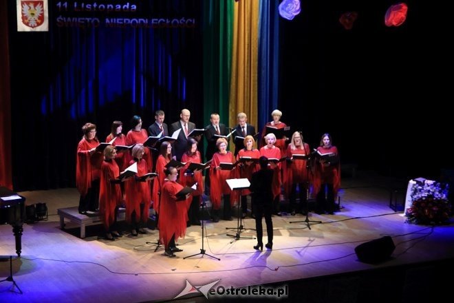 Wspólne śpiewanie pieśni patriotycznych z Ostrołęckim Chórem Kameralnym [WIDEO, ZDJĘCIA] - zdjęcie #23 - eOstroleka.pl