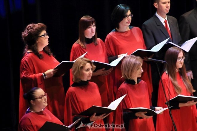 Wspólne śpiewanie pieśni patriotycznych z Ostrołęckim Chórem Kameralnym [WIDEO, ZDJĘCIA] - zdjęcie #36 - eOstroleka.pl