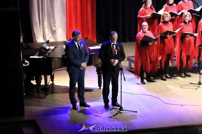 Wspólne śpiewanie pieśni patriotycznych z Ostrołęckim Chórem Kameralnym [WIDEO, ZDJĘCIA] - zdjęcie #39 - eOstroleka.pl