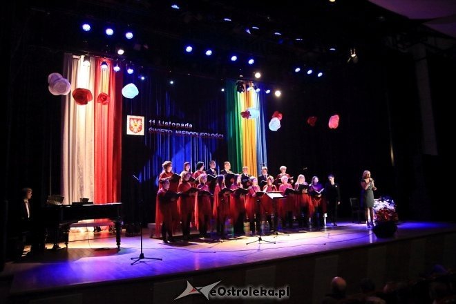 Wspólne śpiewanie pieśni patriotycznych z Ostrołęckim Chórem Kameralnym [WIDEO, ZDJĘCIA] - zdjęcie #43 - eOstroleka.pl