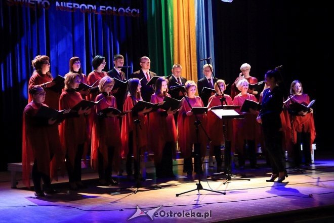 Wspólne śpiewanie pieśni patriotycznych z Ostrołęckim Chórem Kameralnym [WIDEO, ZDJĘCIA] - zdjęcie #44 - eOstroleka.pl