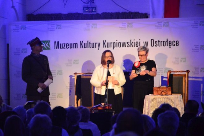 Patriotyczne śpiewanie w muzeum [11.11.2016] - zdjęcie #1 - eOstroleka.pl