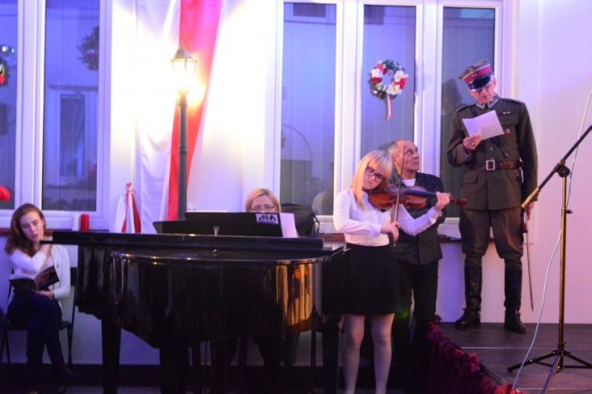 Patriotyczne śpiewanie w muzeum [11.11.2016] - zdjęcie #18 - eOstroleka.pl