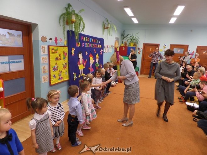 Pasowanie na przedszkolaka w miejskiej „ósemce” [ZDJĘCIA] - zdjęcie #23 - eOstroleka.pl
