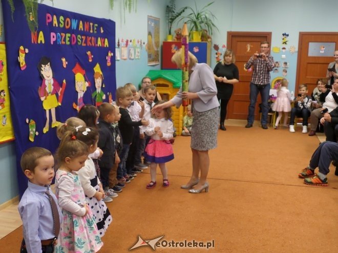 Pasowanie na przedszkolaka w miejskiej „ósemce” [ZDJĘCIA] - zdjęcie #25 - eOstroleka.pl