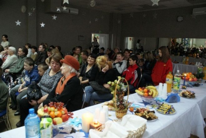 Wigilijne spotkanie w Miejskim Ośrodeku Pomocy Rodzinie w Ostrołęce (15.12.09) - zdjęcie #4 - eOstroleka.pl