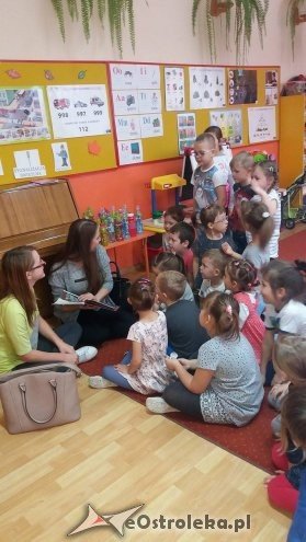 Ostrołęka: Uczniowie-wolontariusze czytali przedszkolakom [10.11.2016] - zdjęcie #1 - eOstroleka.pl