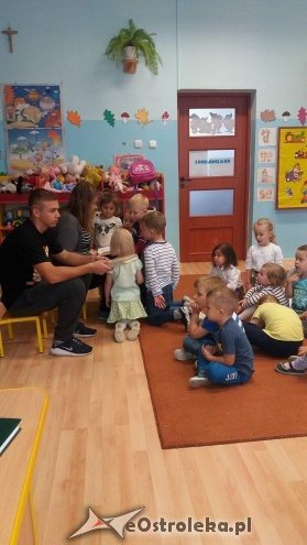 Ostrołęka: Uczniowie-wolontariusze czytali przedszkolakom [10.11.2016] - zdjęcie #2 - eOstroleka.pl