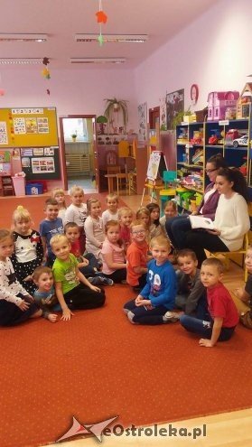 Ostrołęka: Uczniowie-wolontariusze czytali przedszkolakom [10.11.2016] - zdjęcie #4 - eOstroleka.pl