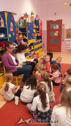 Ostrołęka: Uczniowie-wolontariusze czytali przedszkolakom [10.11.2016] - zdjęcie #5 - eOstroleka.pl