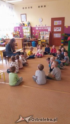 Ostrołęka: Uczniowie-wolontariusze czytali przedszkolakom [10.11.2016] - zdjęcie #6 - eOstroleka.pl