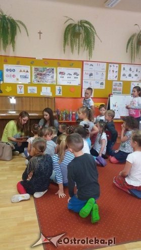 Ostrołęka: Uczniowie-wolontariusze czytali przedszkolakom [10.11.2016] - zdjęcie #7 - eOstroleka.pl