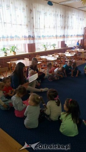 Ostrołęka: Uczniowie-wolontariusze czytali przedszkolakom [10.11.2016] - zdjęcie #8 - eOstroleka.pl