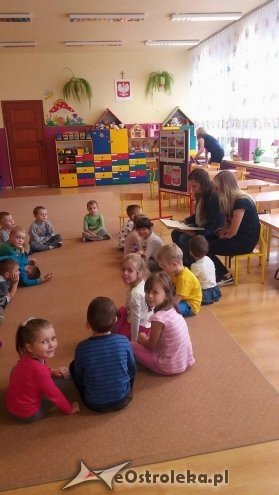 Ostrołęka: Uczniowie-wolontariusze czytali przedszkolakom [10.11.2016] - zdjęcie #10 - eOstroleka.pl