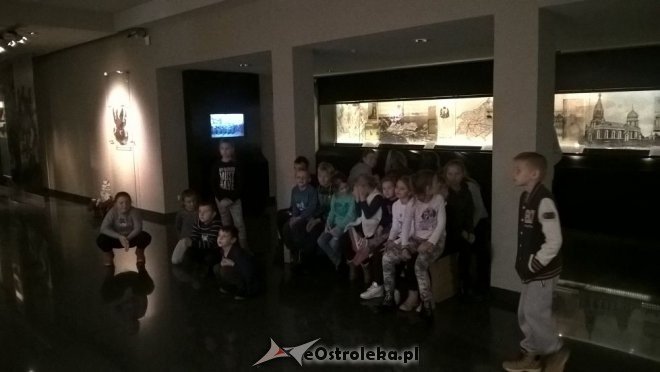 Podopieczni Stowarzyszenia „Uśmiech Dzieci” z Łysych w ostrołęckim mauzoleum [ZDJĘCIA] - zdjęcie #5 - eOstroleka.pl