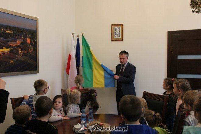 Uczniowie „szóstki” z wizytą u ostrołęckich włodarzy [ZDJĘCIA] - zdjęcie #1 - eOstroleka.pl