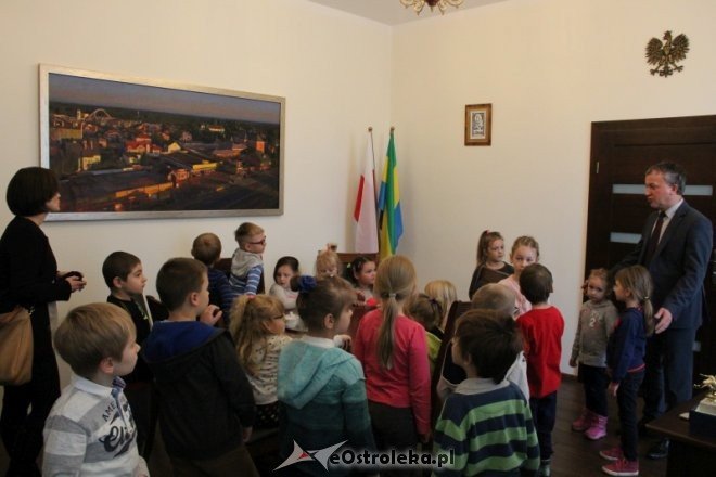 Uczniowie „szóstki” z wizytą u ostrołęckich włodarzy [ZDJĘCIA] - zdjęcie #7 - eOstroleka.pl