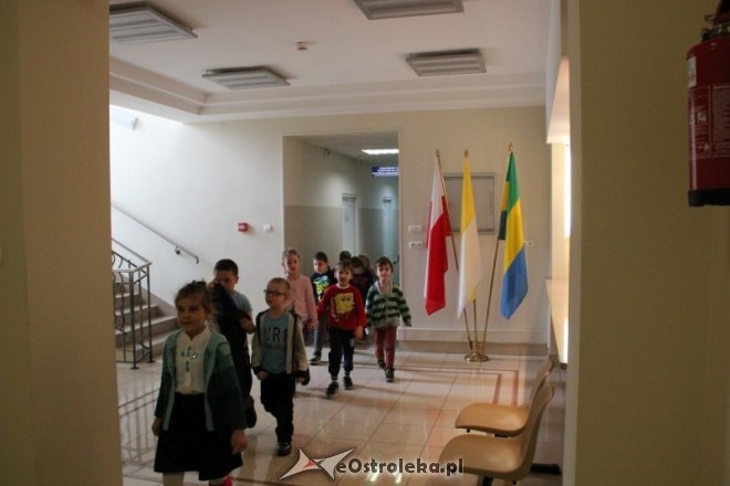 Uczniowie „szóstki” z wizytą u ostrołęckich włodarzy [ZDJĘCIA] - zdjęcie #10 - eOstroleka.pl