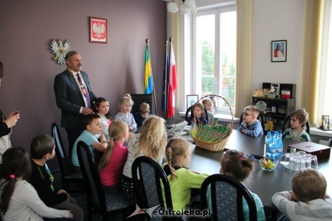 Uczniowie „szóstki” z wizytą u ostrołęckich włodarzy [ZDJĘCIA] - zdjęcie #11 - eOstroleka.pl