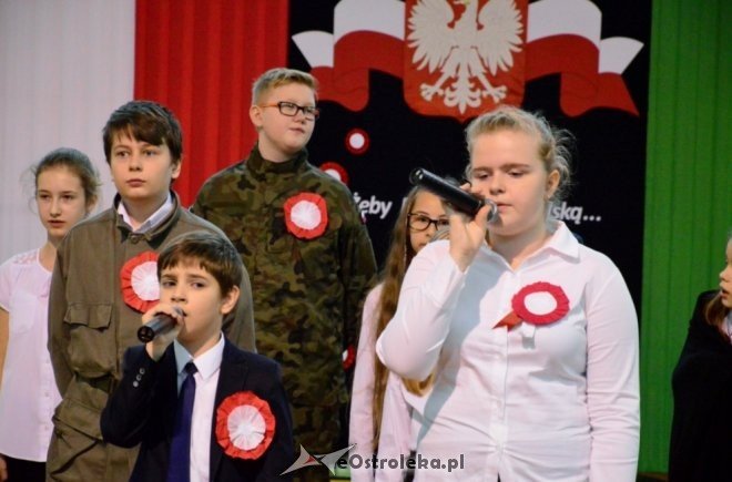 Święto Niepodległości w Szkole Podstawowej nr 2 [17.11.2016] - zdjęcie #42 - eOstroleka.pl