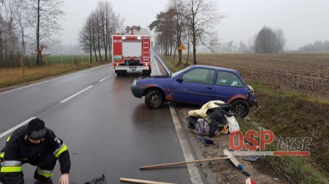Wypadek w Dębach: Czołowe zderzenie osobówki z ciężarówką [ZDJĘCIA] - zdjęcie #3 - eOstroleka.pl