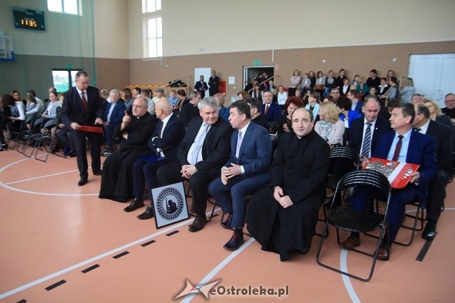 Uroczystość nadania sztandaru i imienia Szkole Podstawowej w Borawem [ZDJĘCIA] - zdjęcie #3 - eOstroleka.pl