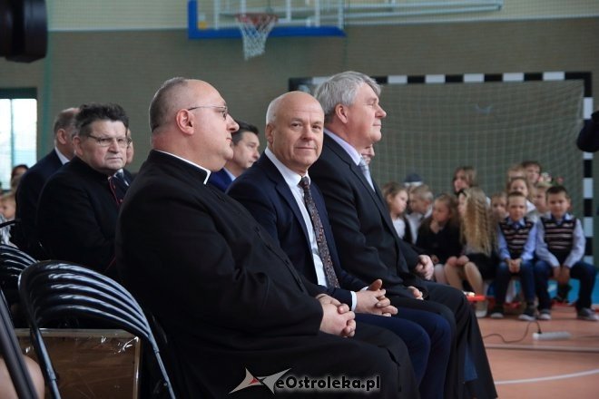 Uroczystość nadania sztandaru i imienia Szkole Podstawowej w Borawem [ZDJĘCIA] - zdjęcie #14 - eOstroleka.pl