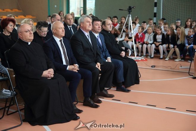 Uroczystość nadania sztandaru i imienia Szkole Podstawowej w Borawem [ZDJĘCIA] - zdjęcie #15 - eOstroleka.pl