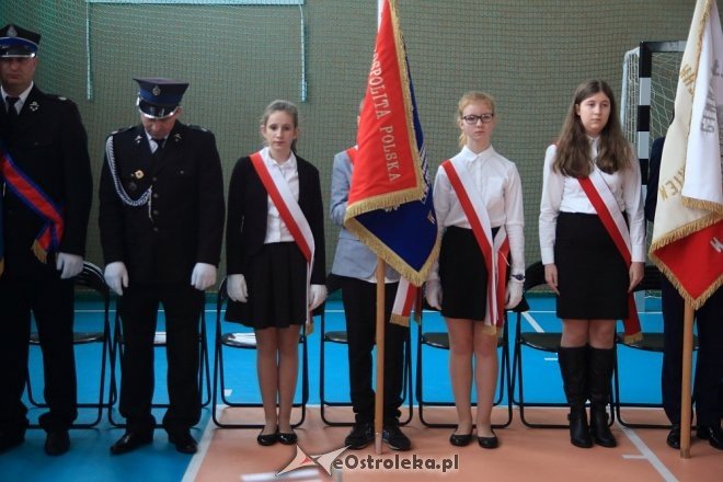Uroczystość nadania sztandaru i imienia Szkole Podstawowej w Borawem [ZDJĘCIA] - zdjęcie #20 - eOstroleka.pl