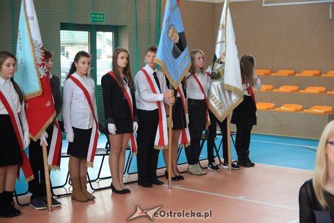 Uroczystość nadania sztandaru i imienia Szkole Podstawowej w Borawem [ZDJĘCIA] - zdjęcie #23 - eOstroleka.pl