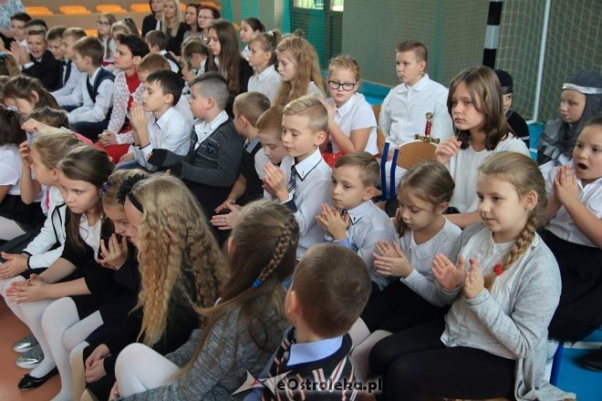 Uroczystość nadania sztandaru i imienia Szkole Podstawowej w Borawem [ZDJĘCIA] - zdjęcie #33 - eOstroleka.pl