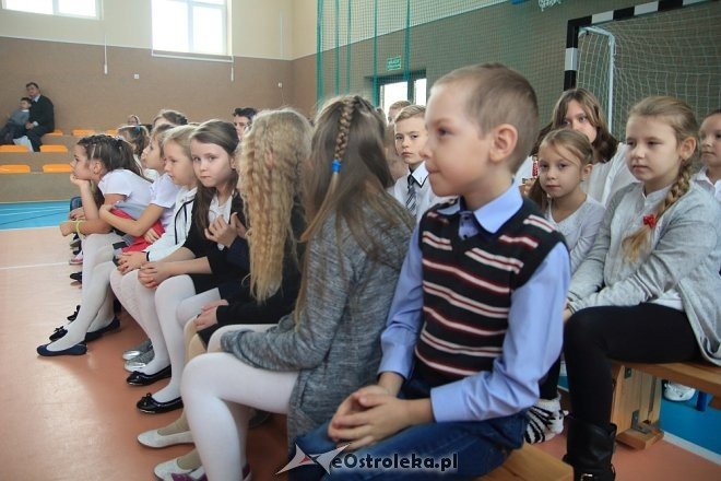 Uroczystość nadania sztandaru i imienia Szkole Podstawowej w Borawem [ZDJĘCIA] - zdjęcie #35 - eOstroleka.pl