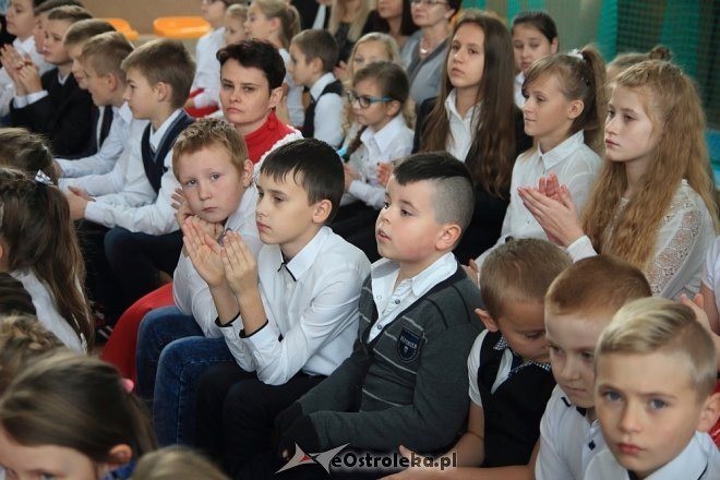 Uroczystość nadania sztandaru i imienia Szkole Podstawowej w Borawem [ZDJĘCIA] - zdjęcie #37 - eOstroleka.pl