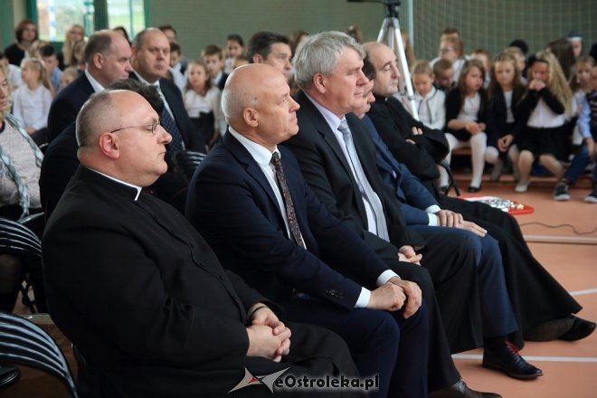 Uroczystość nadania sztandaru i imienia Szkole Podstawowej w Borawem [ZDJĘCIA] - zdjęcie #63 - eOstroleka.pl