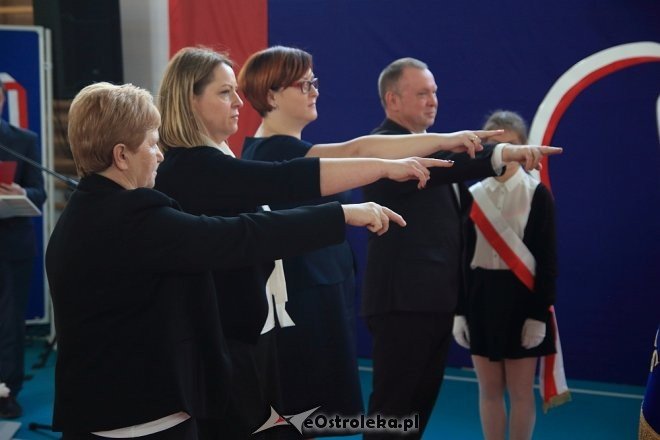 Uroczystość nadania sztandaru i imienia Szkole Podstawowej w Borawem [ZDJĘCIA] - zdjęcie #16 - eOstroleka.pl
