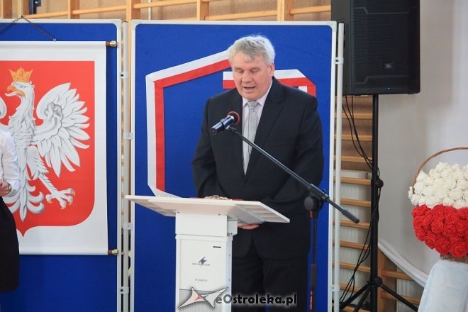 Uroczystość nadania sztandaru i imienia Szkole Podstawowej w Borawem [ZDJĘCIA] - zdjęcie #9 - eOstroleka.pl